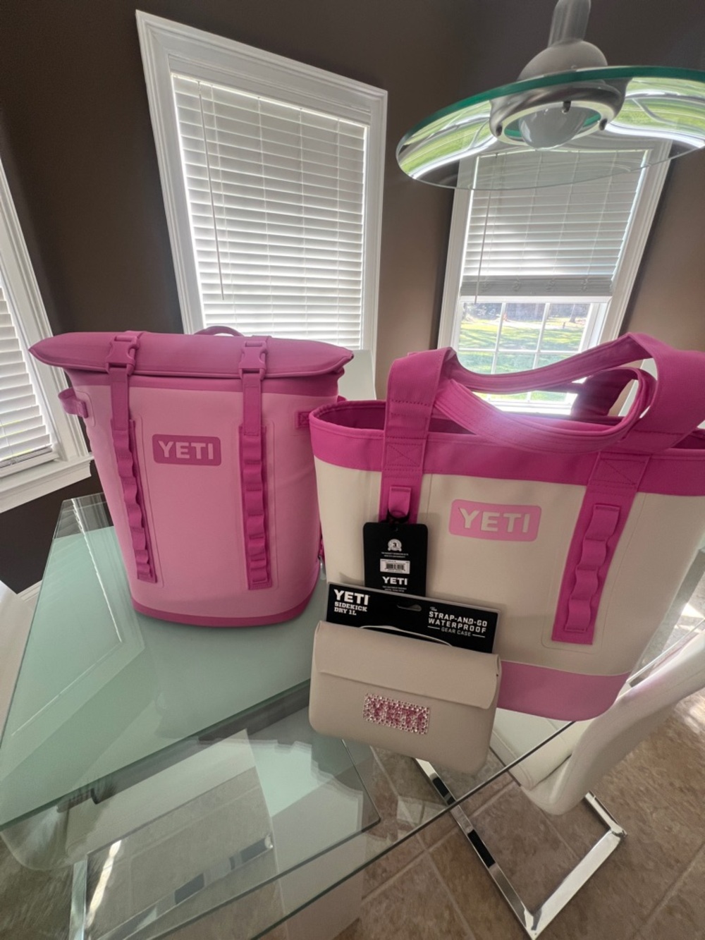 Yeti Camino 35 Aspen/Wildflower/Power Pink, 1 Liter Sidekick Beige & M20 Hopper